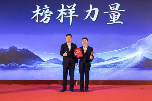 總經(jīng)理嘉獎(jiǎng)團(tuán)隊(duì).JPG